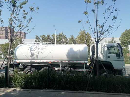 HOWO জলবাহী ট্যাঙ্কার ট্রাক, ২১-৩০ টন লোড ক্ষমতা এবং নির্ভরযোগ্য জল পরিবহন ও স্প্রে করার জন্য সিনোট্রুক HOWO চেসিস