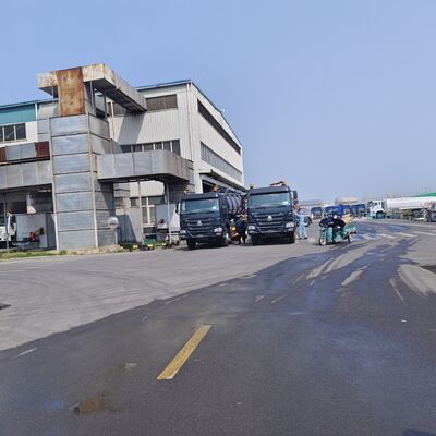 সেপটিক ট্যাঙ্ক পরিষ্কারের জন্য 6×4 ড্রাইভ টাইপ এবং হাইড্রোলিক টিপিং ডিসচার্জ সহ HOWO 15CBM ভ্যাকুয়াম স্যুয়েজ সাকশন ট্রাক