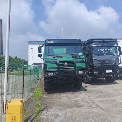 HOWO 6x4 ওয়াটার ট্যাঙ্ক ট্রাক 20,000L ক্ষমতা, 371HP ইঞ্জিন এবং রাস্তা পরিষ্কার এবং ধুলো দমনের জন্য কার্বন ইস্পাত ট্যাঙ্ক