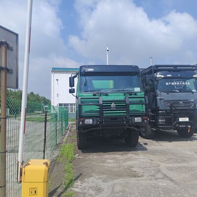 HOWO 6x4 ওয়াটার ট্যাঙ্ক ট্রাক 20,000L ক্ষমতা, 371HP ইঞ্জিন এবং রাস্তা পরিষ্কার এবং ধুলো দমনের জন্য কার্বন ইস্পাত ট্যাঙ্ক