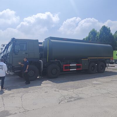 HOWO 8×8 45,000L ফুয়েল ট্যাঙ্ক ট্রাক 371HP ইঞ্জিন এবং 8×8 অল-হুইল ড্রাইভ হেভি ডিউটি ​​ফুয়েল ট্রান্সপোর্টেশনের জন্য