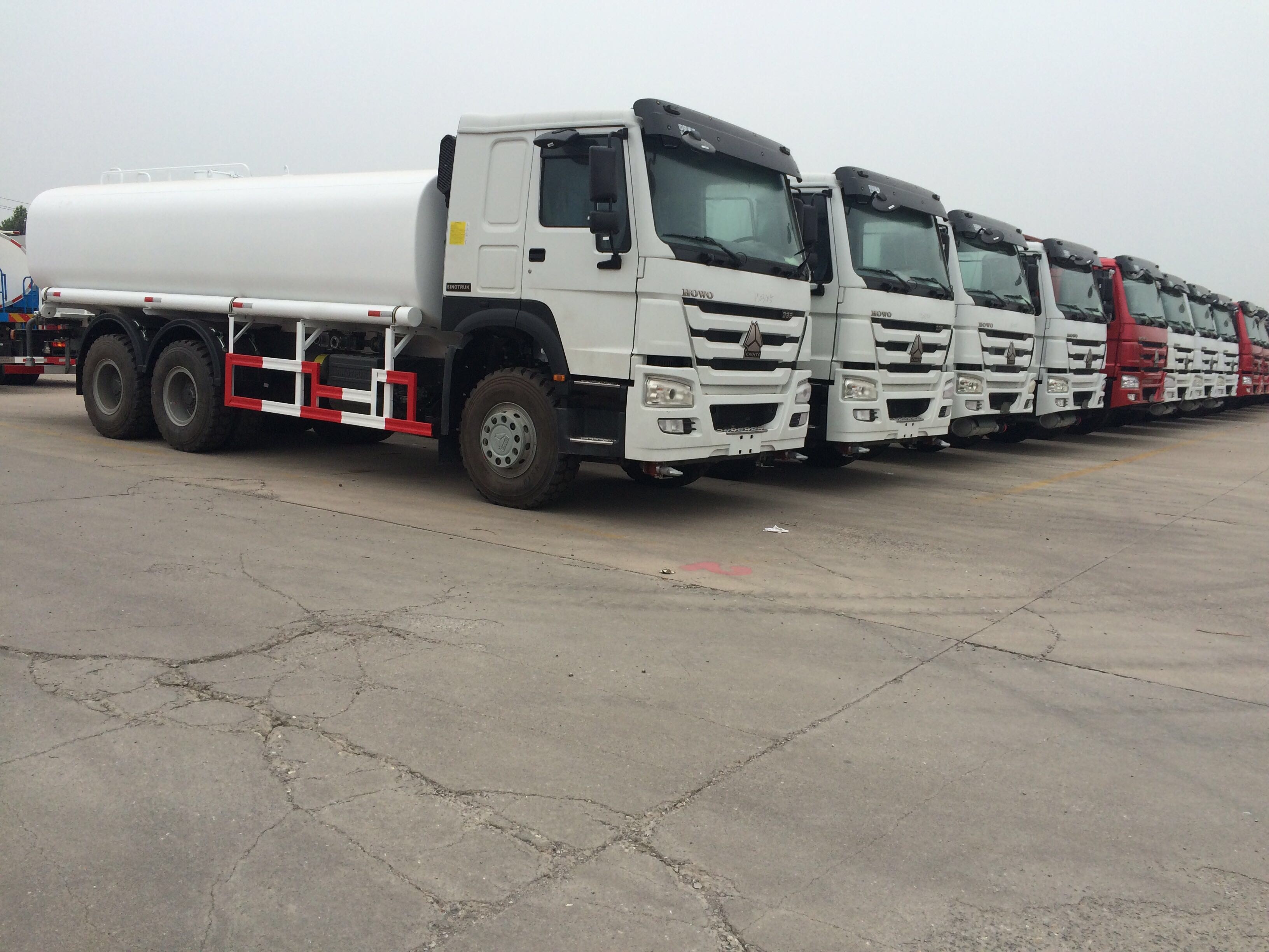 SINOTRUK HOWO 28000L RHD ট্যাঙ্কার ট্রাক 8x4 6x4 ড্রাইভ 12 টায়ার