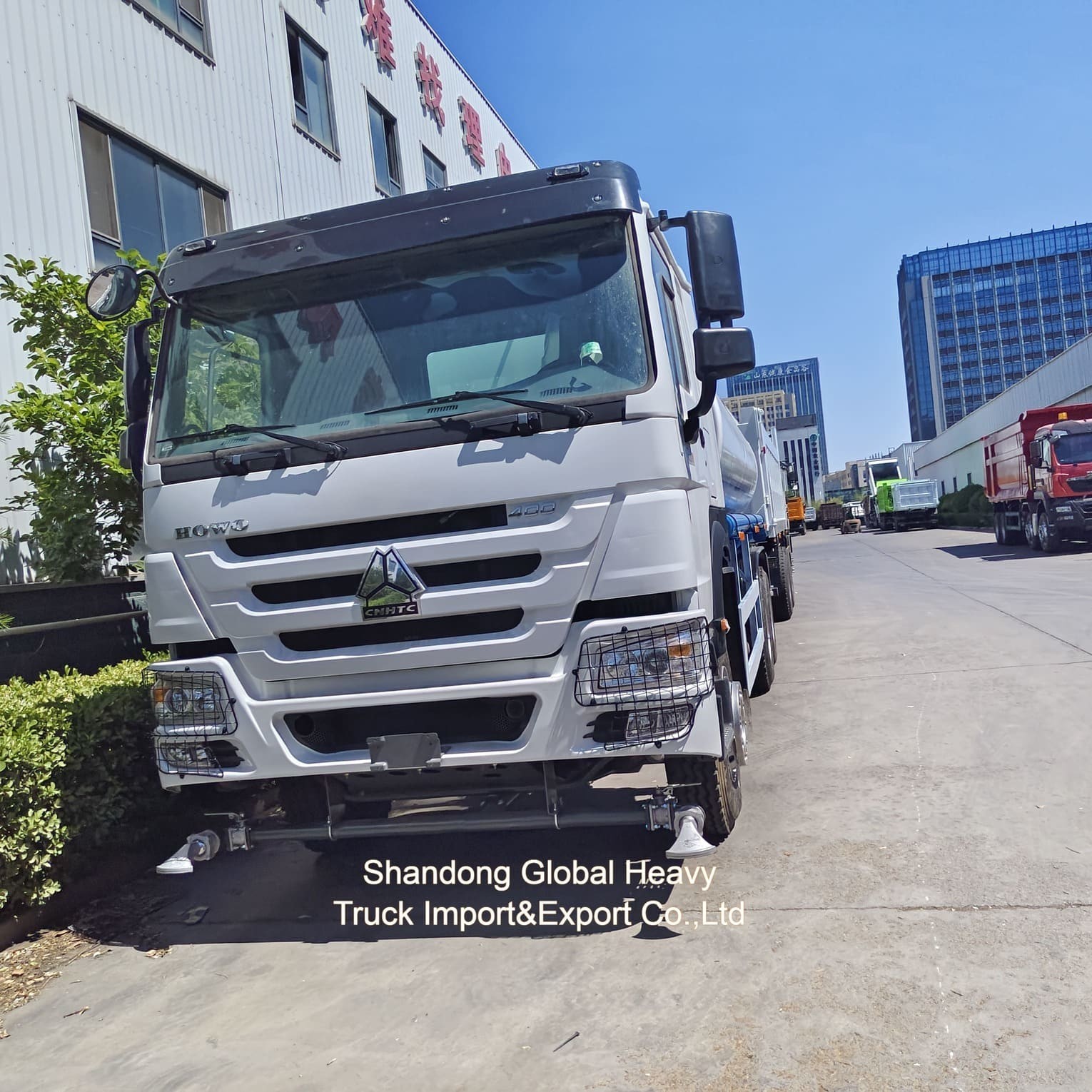 শহর পরিচ্ছন্নতার জন্য কার্বন স্টিল ট্যাঙ্ক এবং স্ব-প্রাইমিং পাম্প সহ ৮০০০ লিটার ধারণক্ষমতার জলবাহী ট্যাঙ্কার ট্রাক