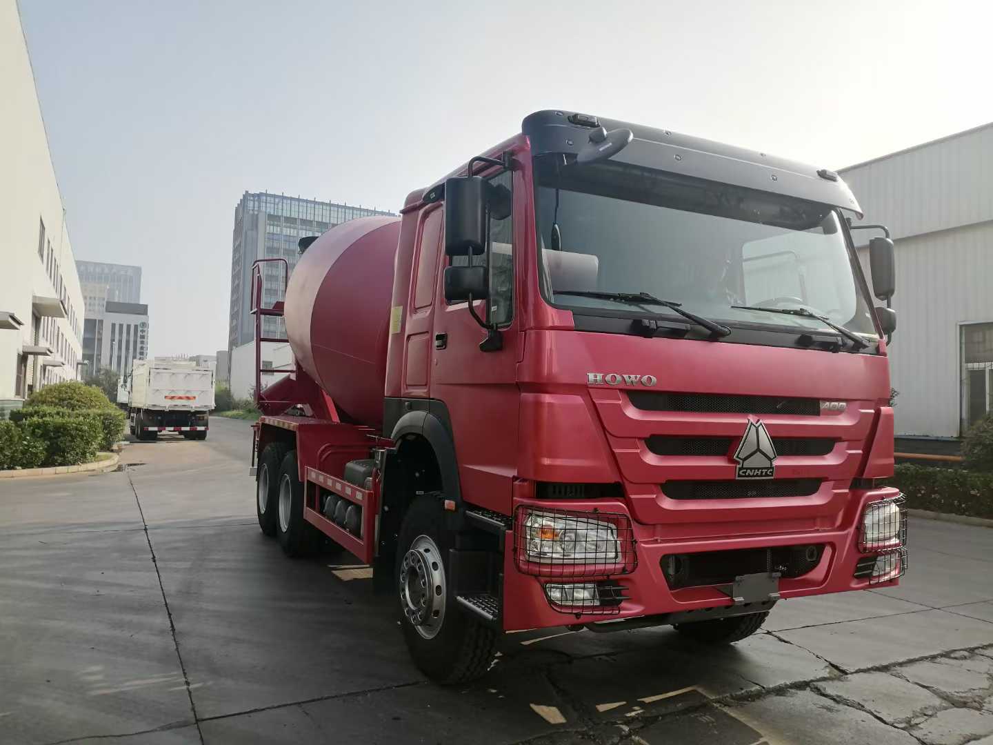 Heavy-Duty HOWO TX/NX MAX 8×4 Concrete Mixer Truck with 10 m³ Capacity 340-400HP Engine and Euro 2/3 Emission Standard