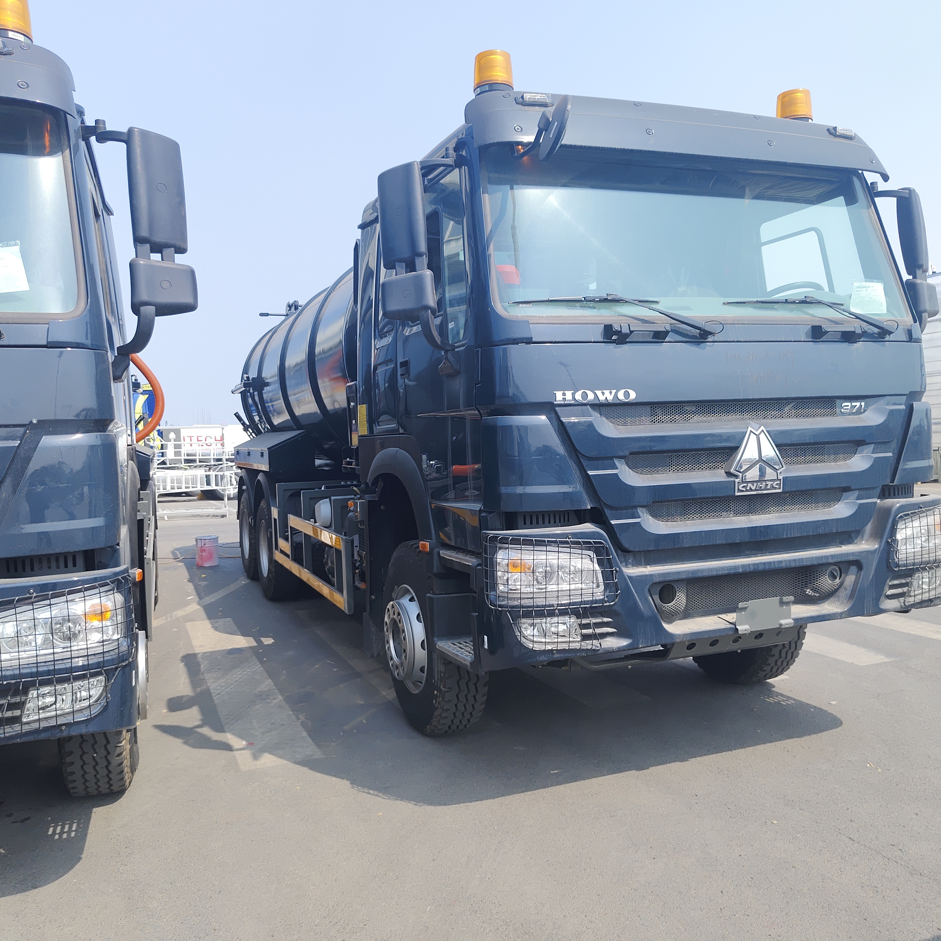 HOWO 15CBM পৌর ও শিল্প বর্জ্য পরিষ্কারের জন্য 6x4 ড্রাইভ টাইপ এবং 266HP ইঞ্জিন সহ ভ্যাকুয়াম নিকাশী ট্রাক
