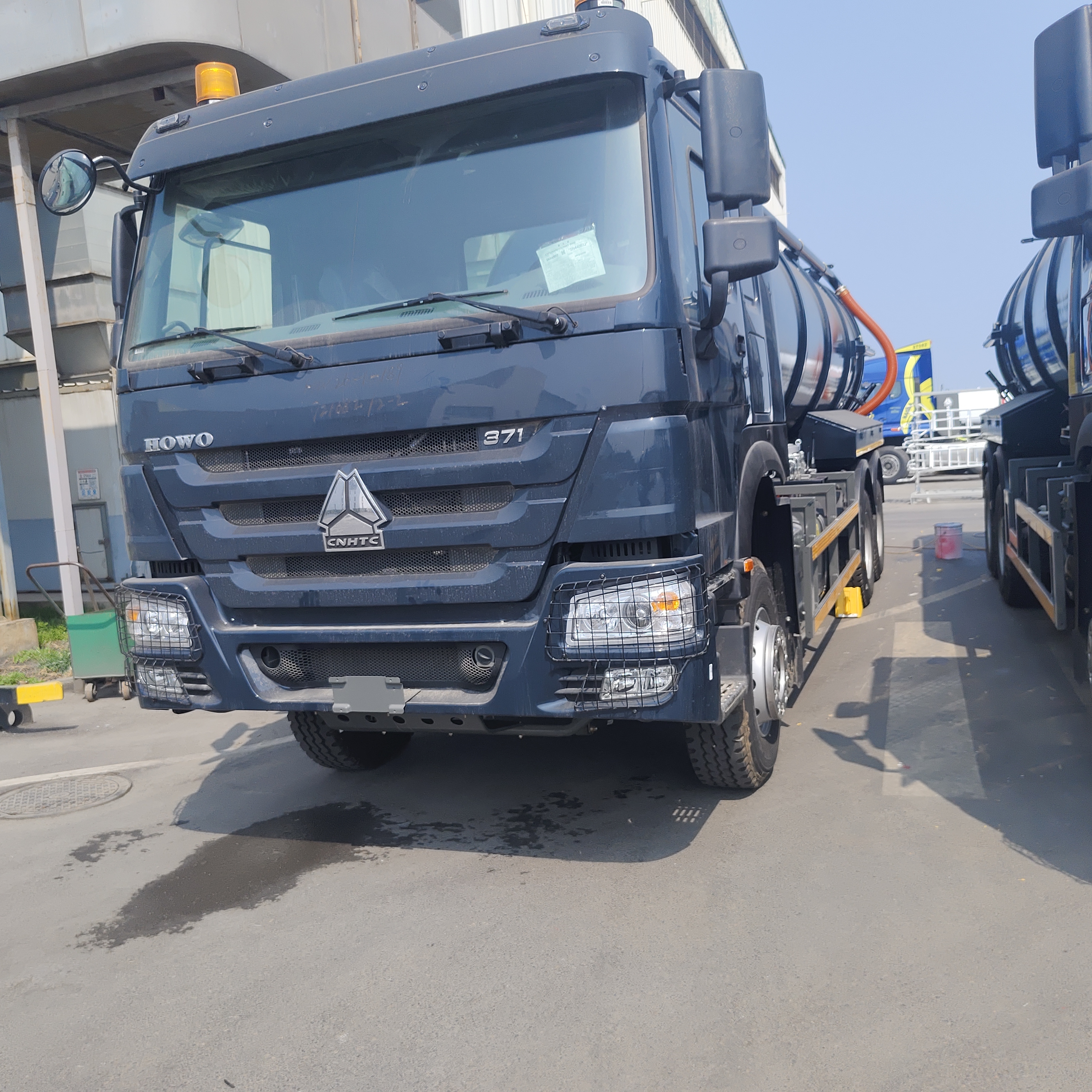 HOWO 15CBM শিল্প বর্জ্য পরিষ্কারের জন্য 371hp এবং 6 × 4 ড্রাইভ হুইল সহ ভ্যাকুয়াম নিকাশী ট্রাক