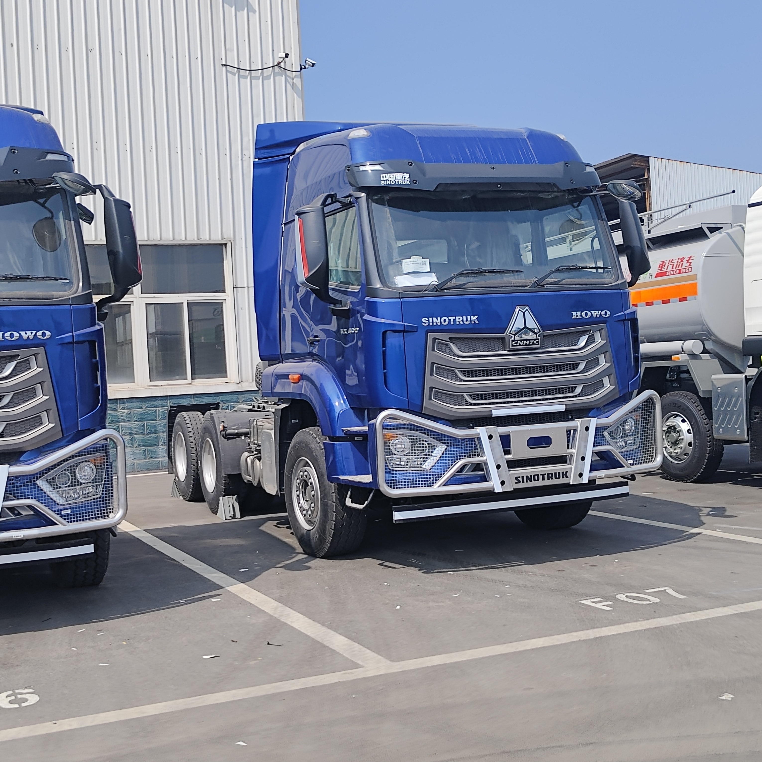 HOWO NX 6 × 4 ট্যাক্টর ট্রাক 420HP ডিজেল ইঞ্জিনের সাথে ভারী দায়িত্বের ম্যানুয়াল ট্রান্সমিশন এবং খনির জন্য শক্তিশালী চ্যাসি