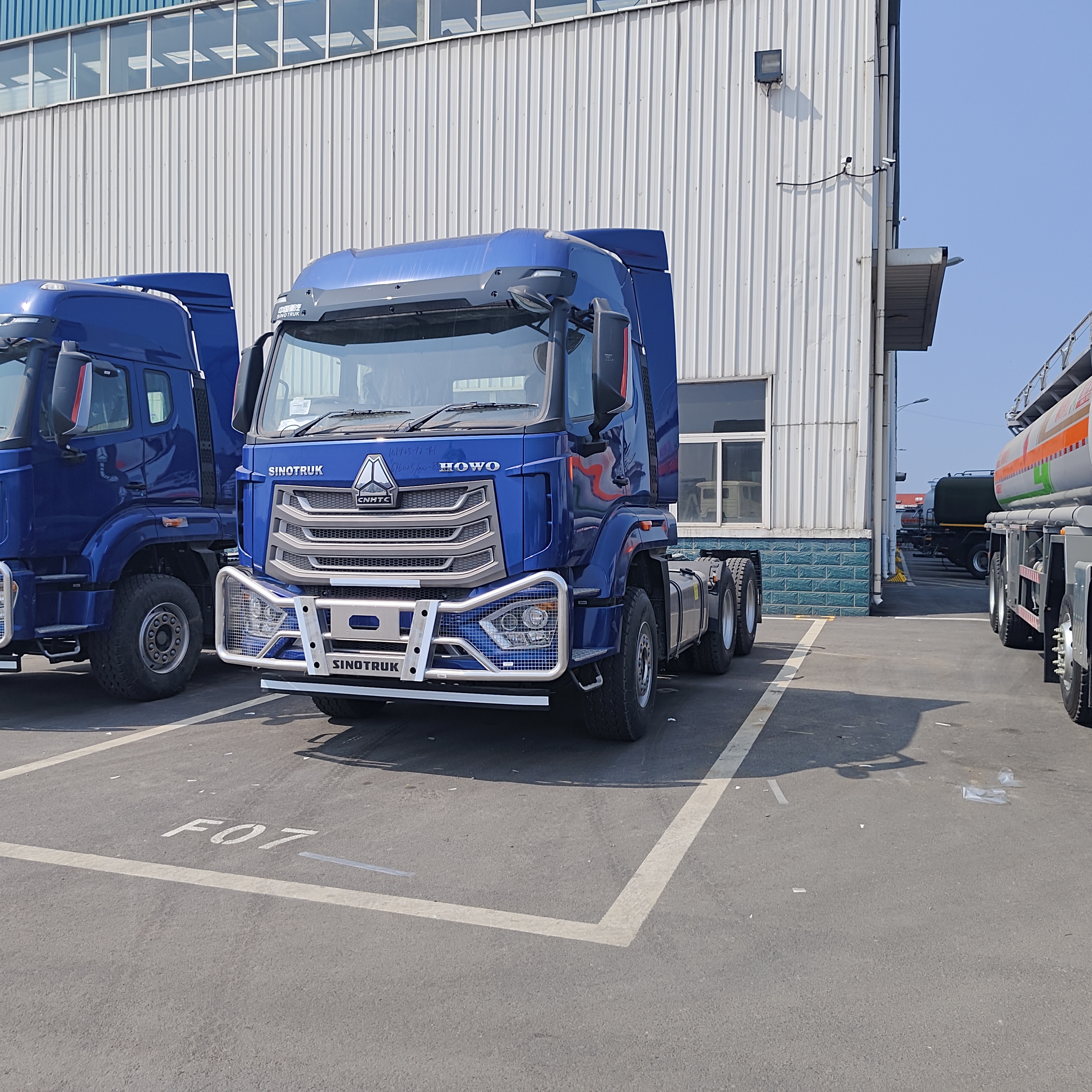 HOWO NX 6 × 4 ট্র্যাক্টর ট্রাক 380HP ইঞ্জিন এবং ভারী পণ্য পরিবহন জন্য ভারী দায়িত্ব ফ্রেম সঙ্গে