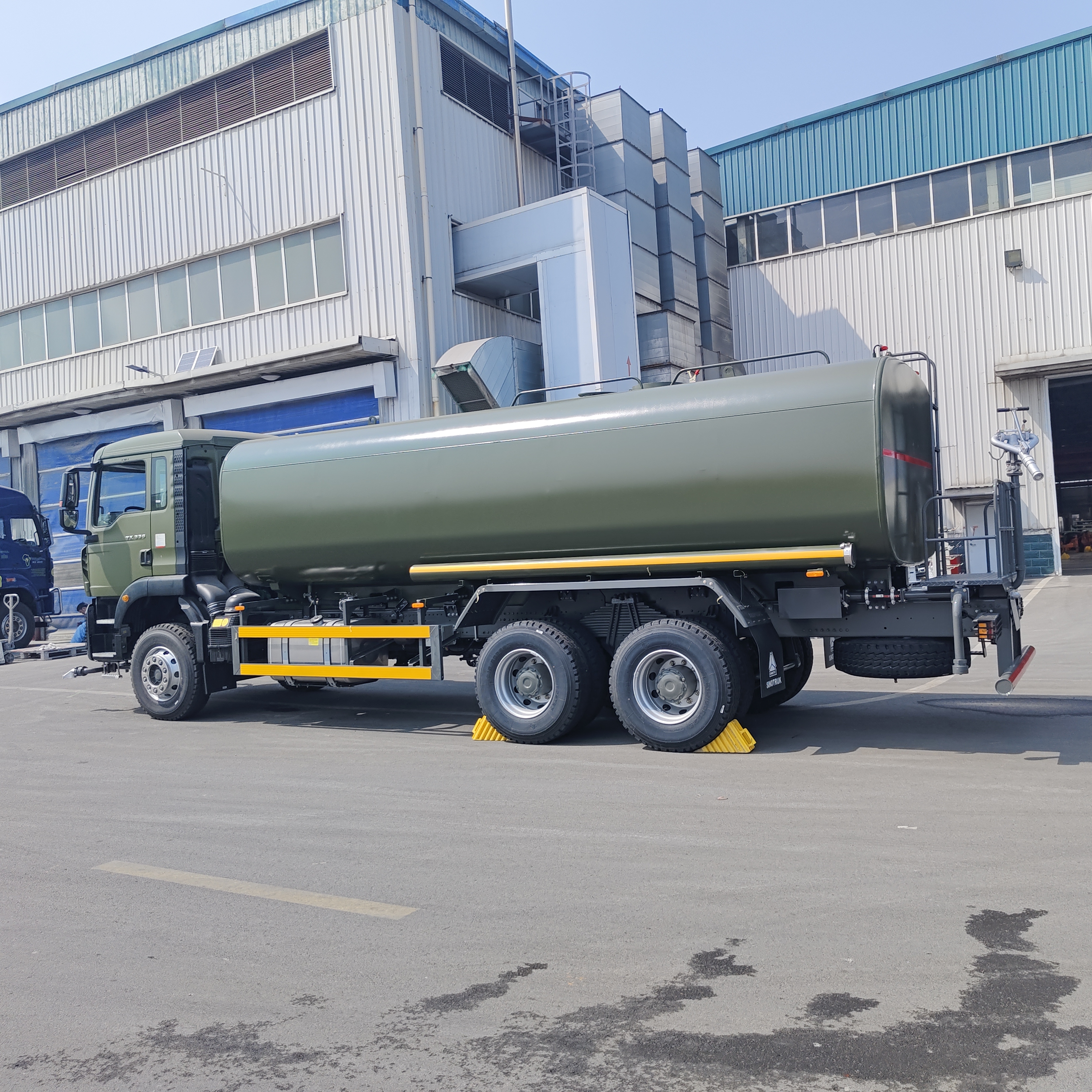 HOWO TX 6 × 4 ওয়াটার ট্যাঙ্ক ট্রাক 15-20 CBM ক্ষমতা এবং ধুলো নিয়ন্ত্রণ এবং সেচ জন্য উচ্চ চাপ জল পাম্প