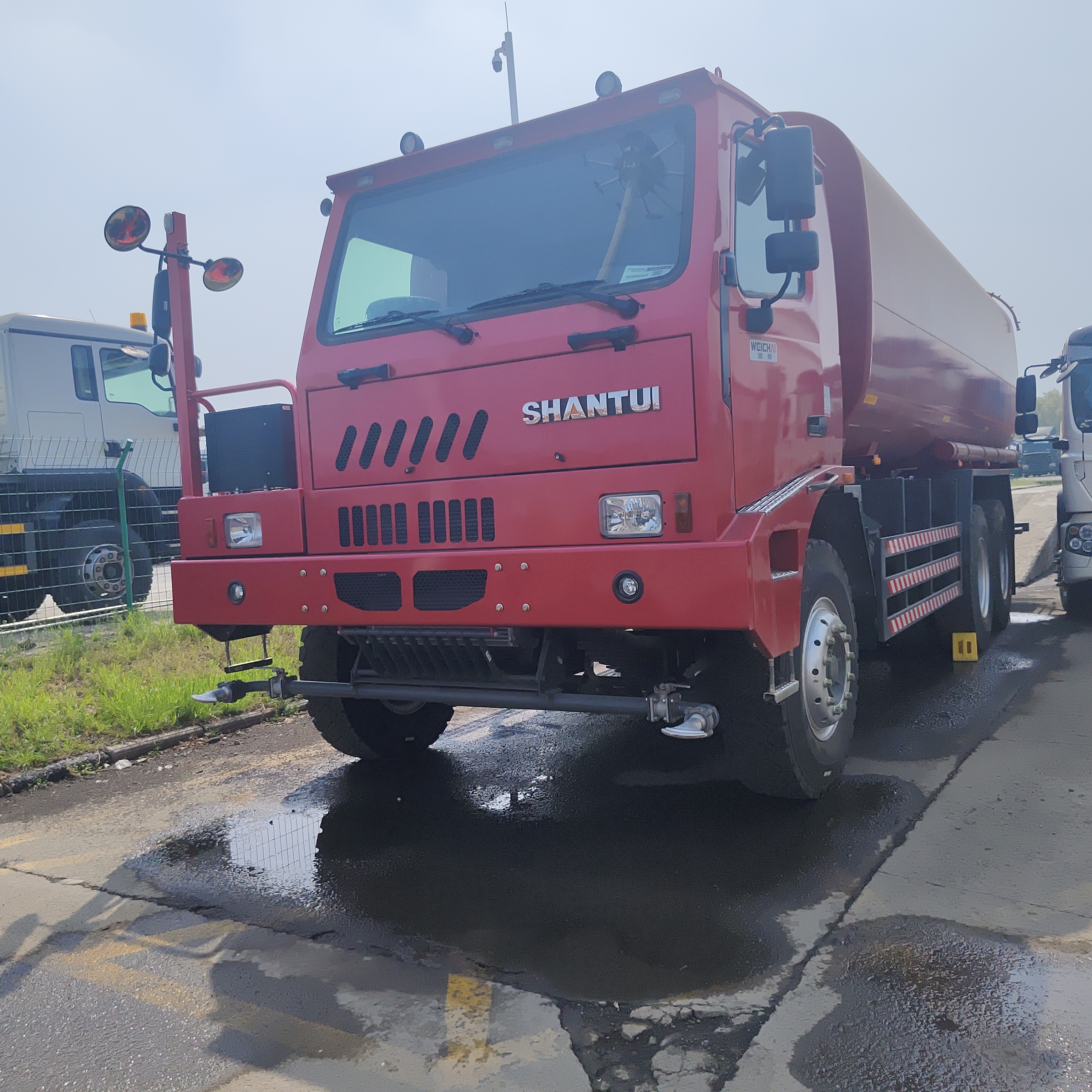 20T পেলোড সহ Shantui 6×4 জলের ট্যাঙ্ক ট্রাক এবং খনির ধুলো দমনের জন্য উচ্চ-শক্তি কার্বন ইস্পাত ট্যাঙ্ক
