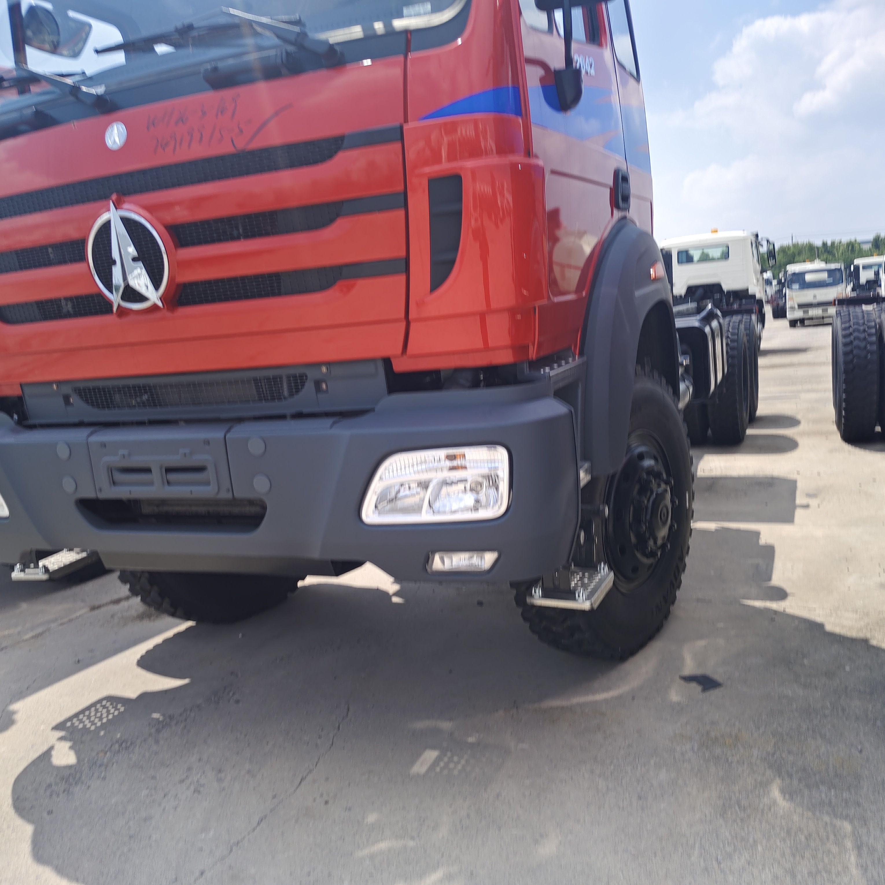 BEIBEN 2642 6×4 420HP WEICHAI ইঞ্জিন এবং মার্সিডিজ-বেঞ্জ প্রযুক্তির চ্যাসি সহ হেভি ডিউটি ​​ট্রাক্টর ট্রাক