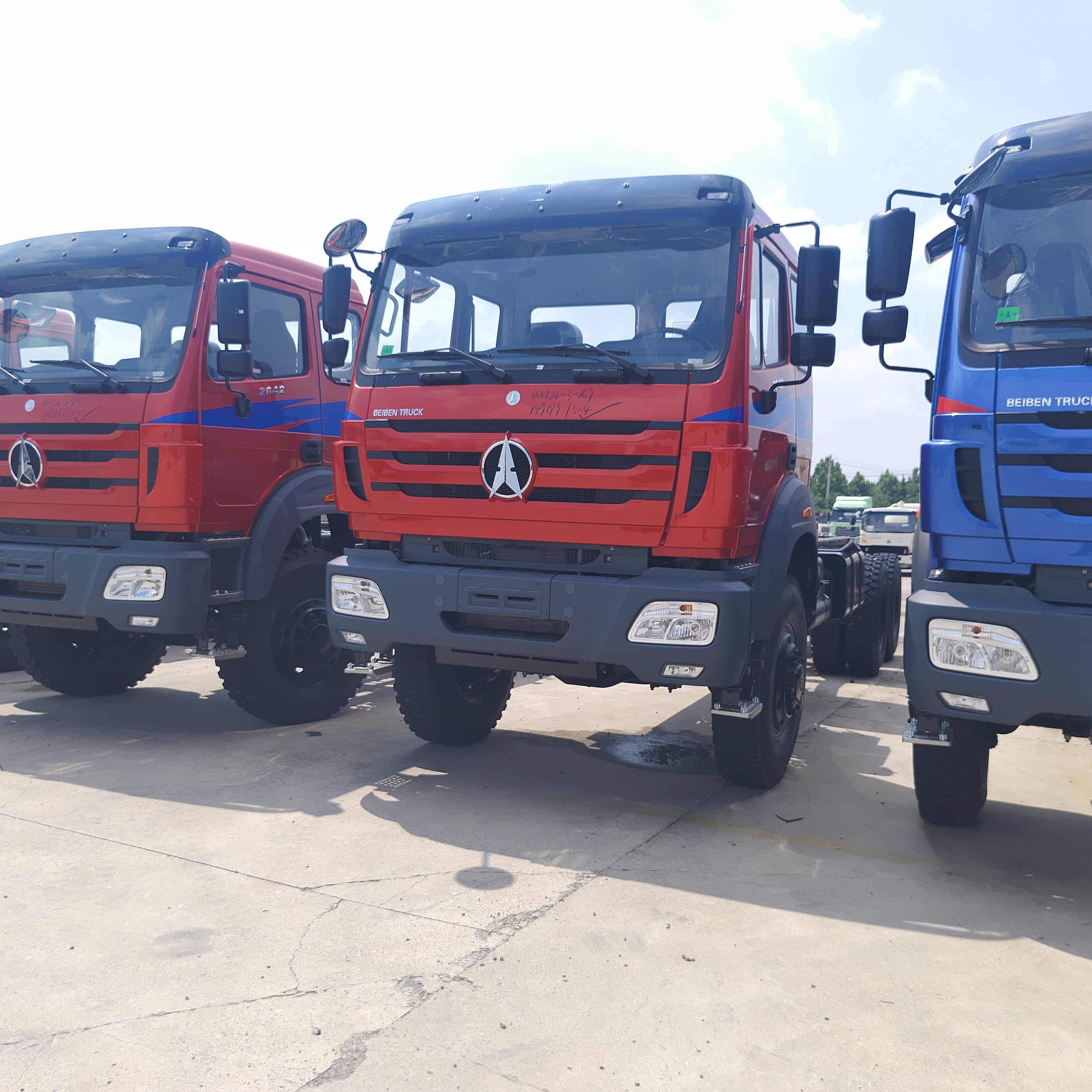BEIBEN 2642 6×4 420HP WEICHAI ইঞ্জিন এবং মার্সিডিজ-বেঞ্জ প্রযুক্তির চ্যাসি সহ হেভি ডিউটি ​​ট্রাক্টর ট্রাক