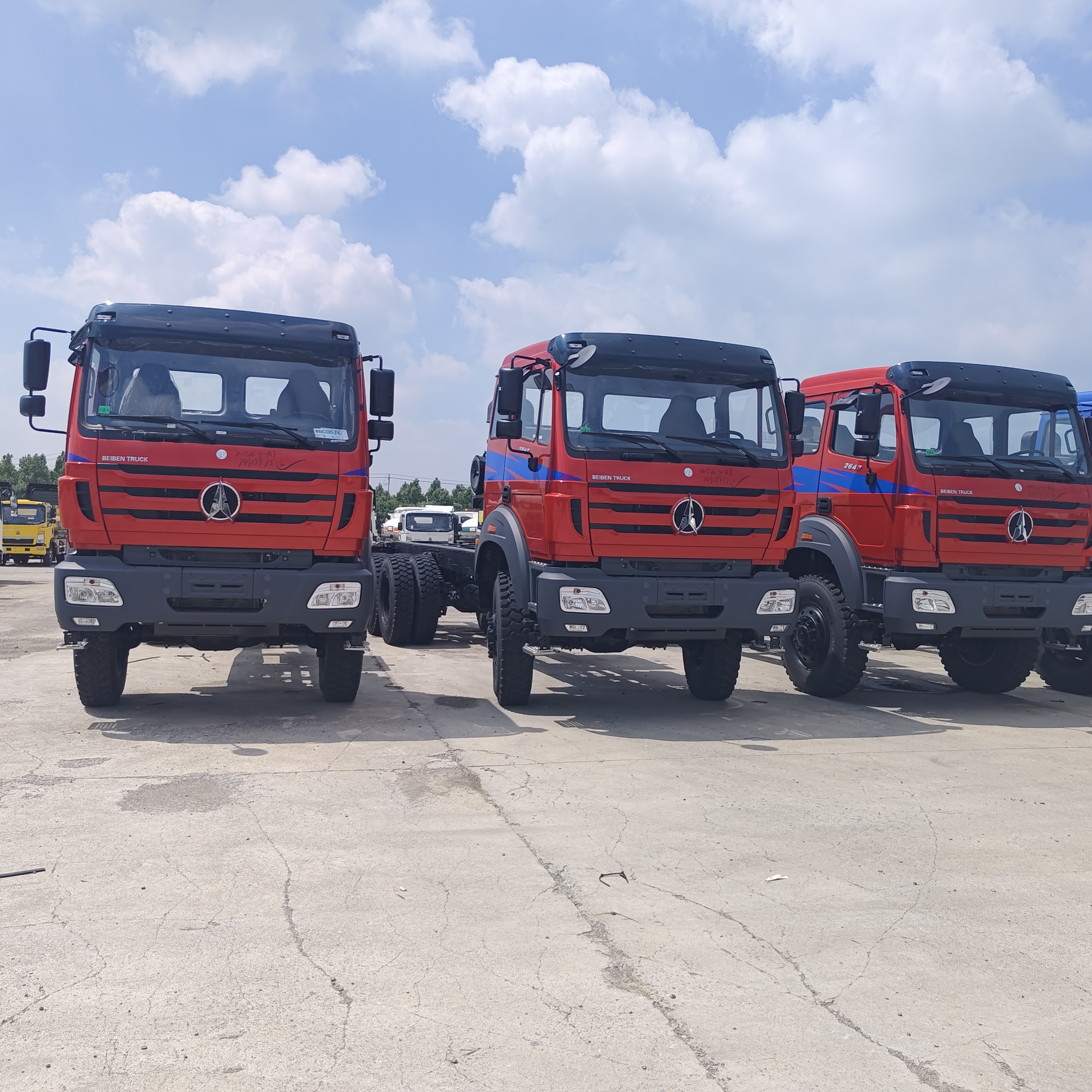 BEIBEN 2642 6 × 4 ভারী দায়িত্ব ডাম্পিং ট্রাক 420HP WEICHAI ইঞ্জিন এবং 25-35 টন খনি এবং নির্মাণের জন্য দরকারী লোড