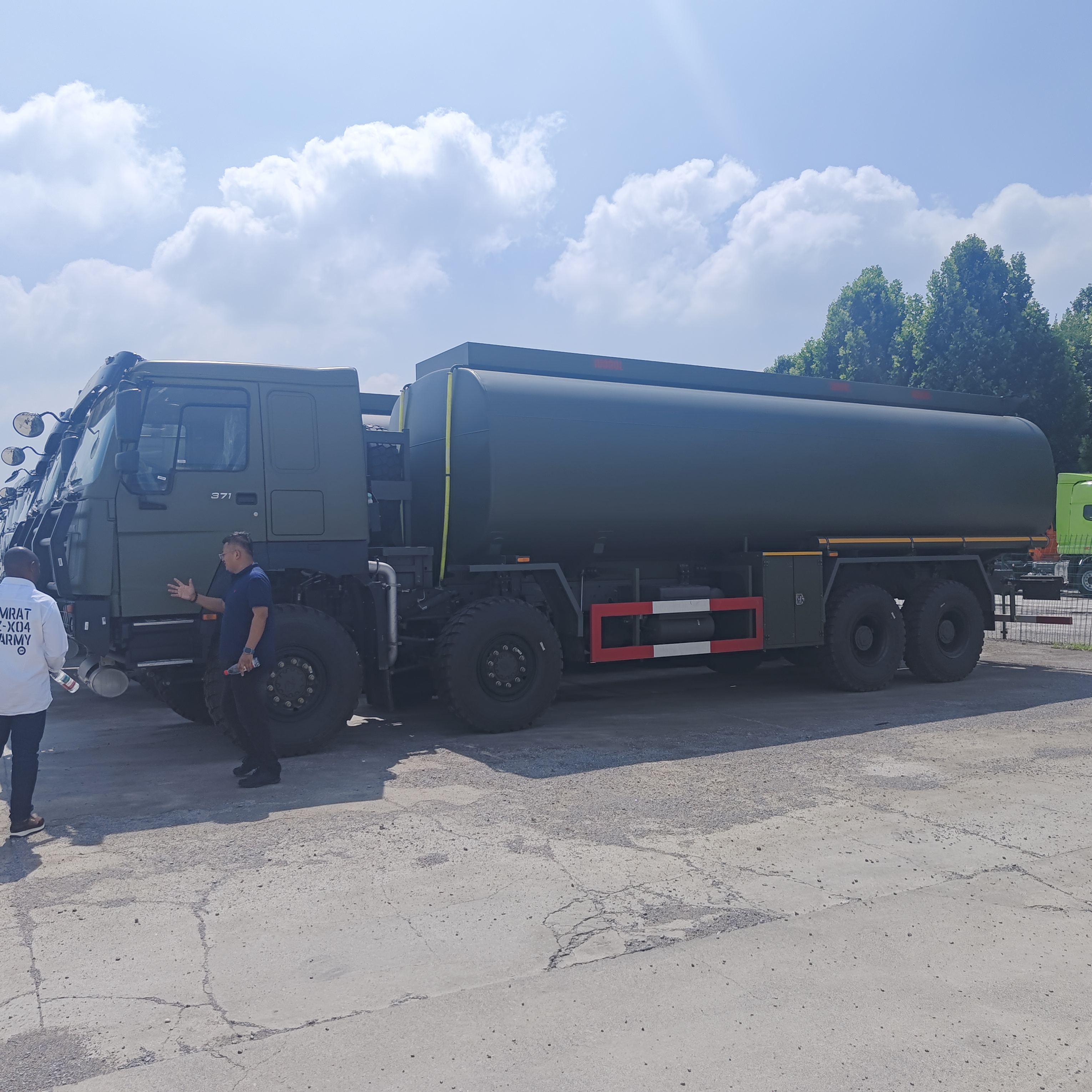 HOWO 8×8 45,000L ফুয়েল ট্যাঙ্ক ট্রাক 371HP ইঞ্জিন এবং 8×8 অল-হুইল ড্রাইভ হেভি ডিউটি ​​ফুয়েল ট্রান্সপোর্টেশনের জন্য