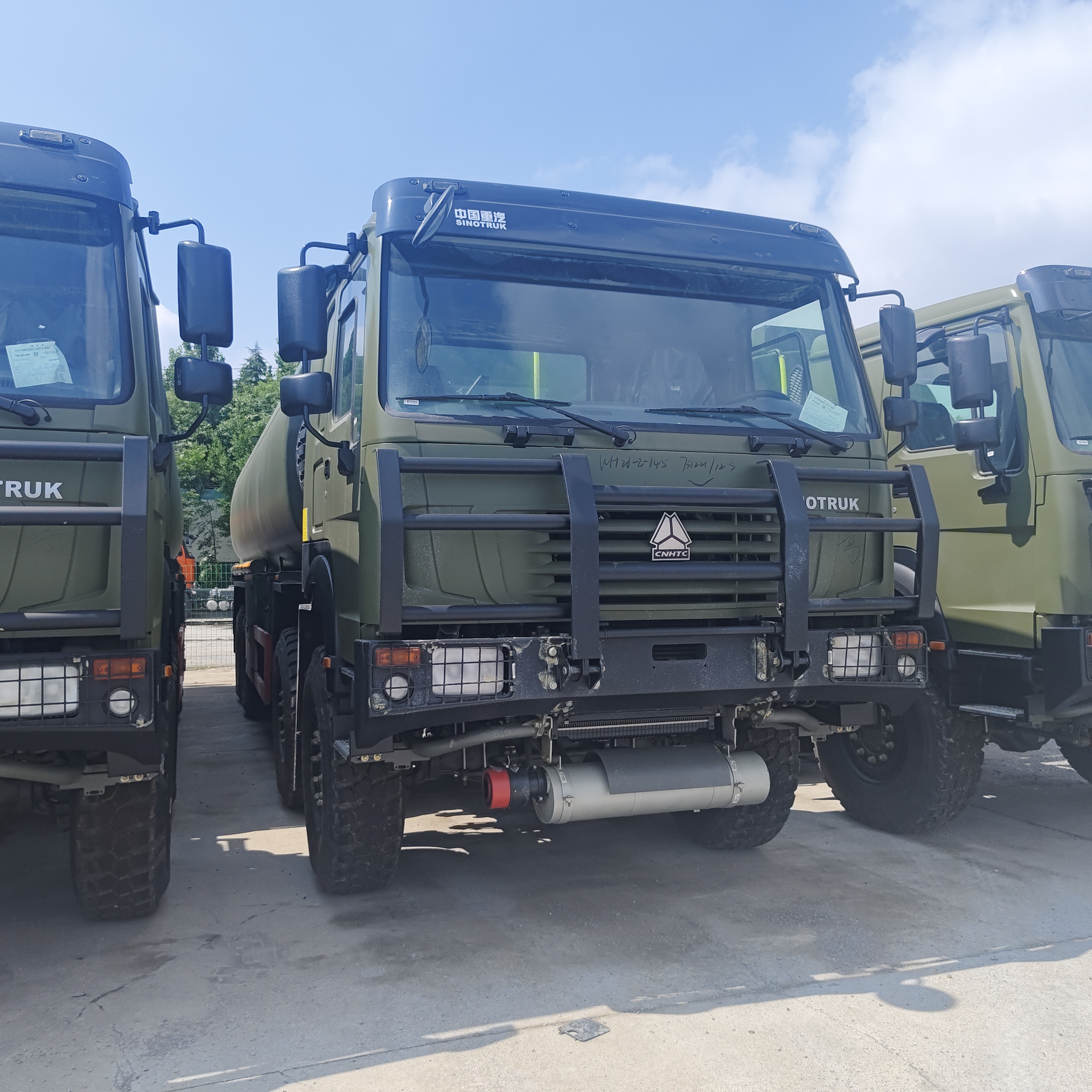HOWO 8 × 8 40,000L জ্বালানী ট্যাঙ্ক ট্রাক 371HP ইঞ্জিন এবং 8 × 8 ভারী দায়িত্ব জ্বালানী পরিবহন জন্য চার চাকা ড্রাইভ সঙ্গে