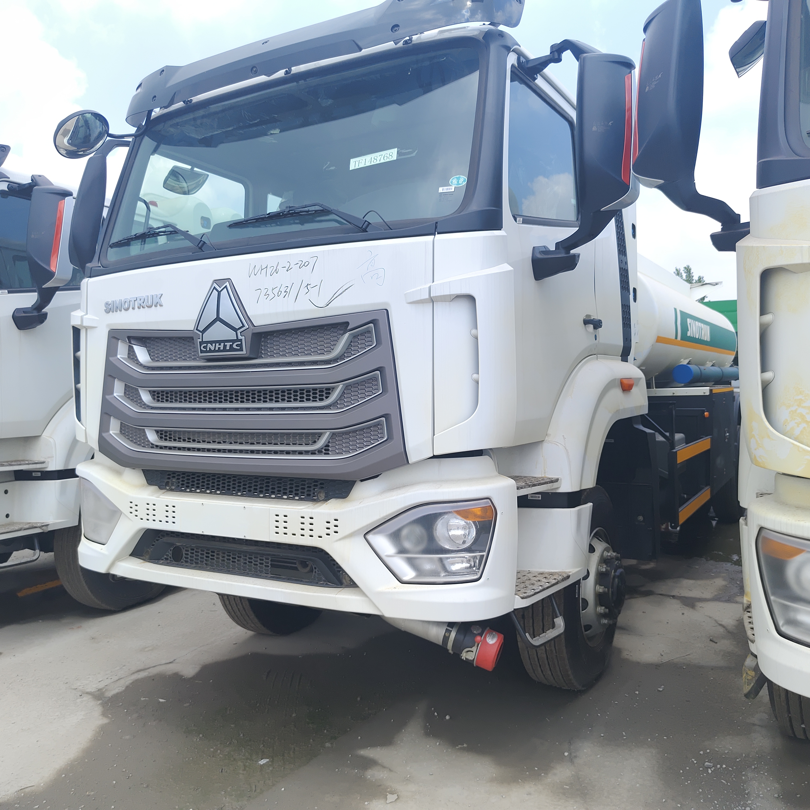 HOWO NX 6×4 সিএনজি জ্বালানী ট্যাঙ্ক ট্রাক 400HP ইঞ্জিন এবং ডিজেল এবং পেট্রল পরিবহন জন্য 30,000L ক্ষমতা সঙ্গে