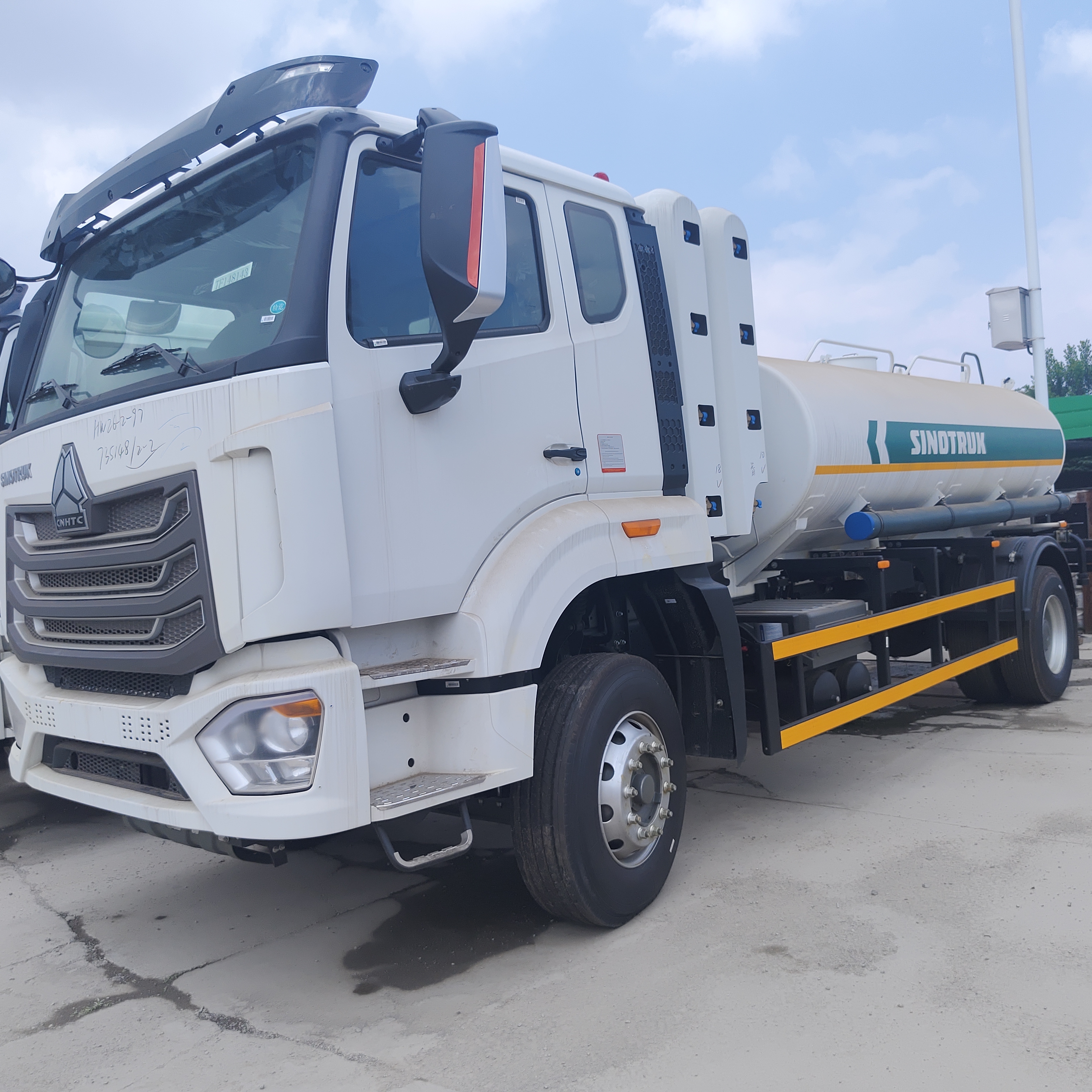 HOWO NX 6×4 CNG ফুয়েল ট্যাঙ্ক ট্রাক 400HP ইঞ্জিন এবং জ্বালানি বিতরণের জন্য 25,000L ক্ষমতা