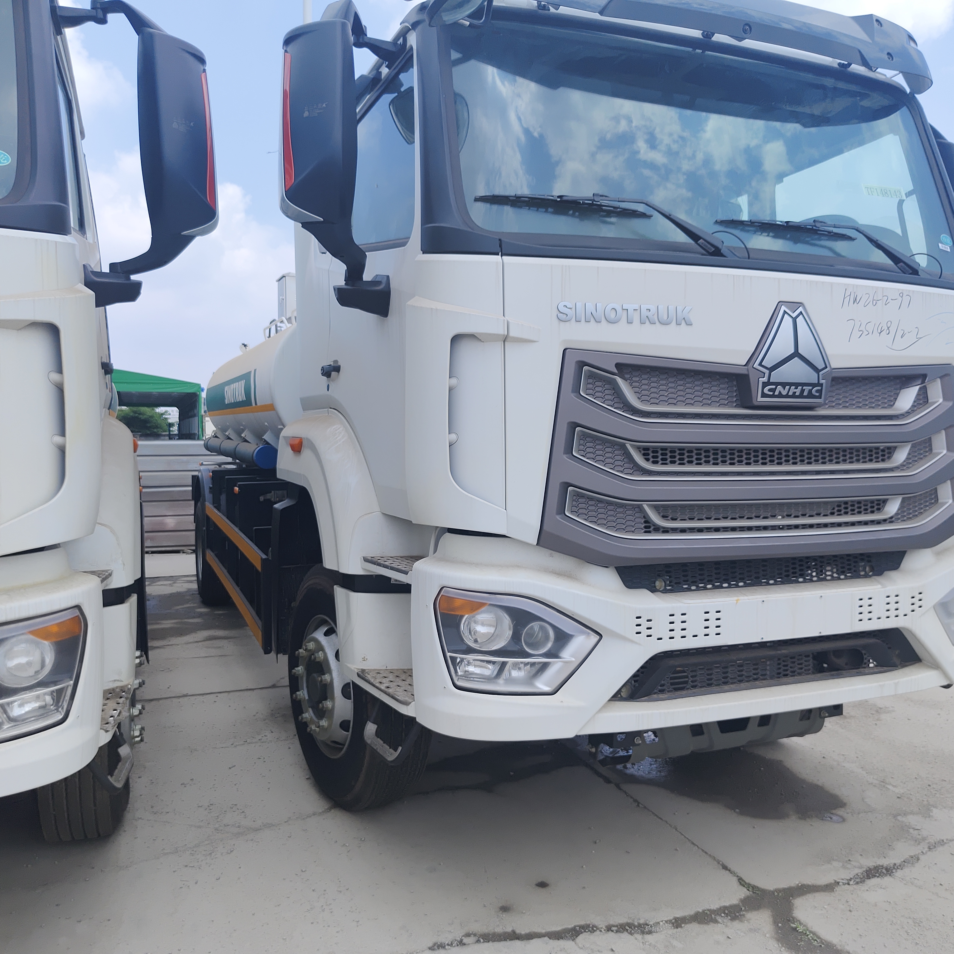 HOWO NX 6 × 4 সিএনজি জ্বালানী ট্যাঙ্ক ট্রাক 400HP ইঞ্জিন এবং 20T পেয়্লড সঙ্গে ডিজেল এবং পেট্রল পরিবহন জন্য