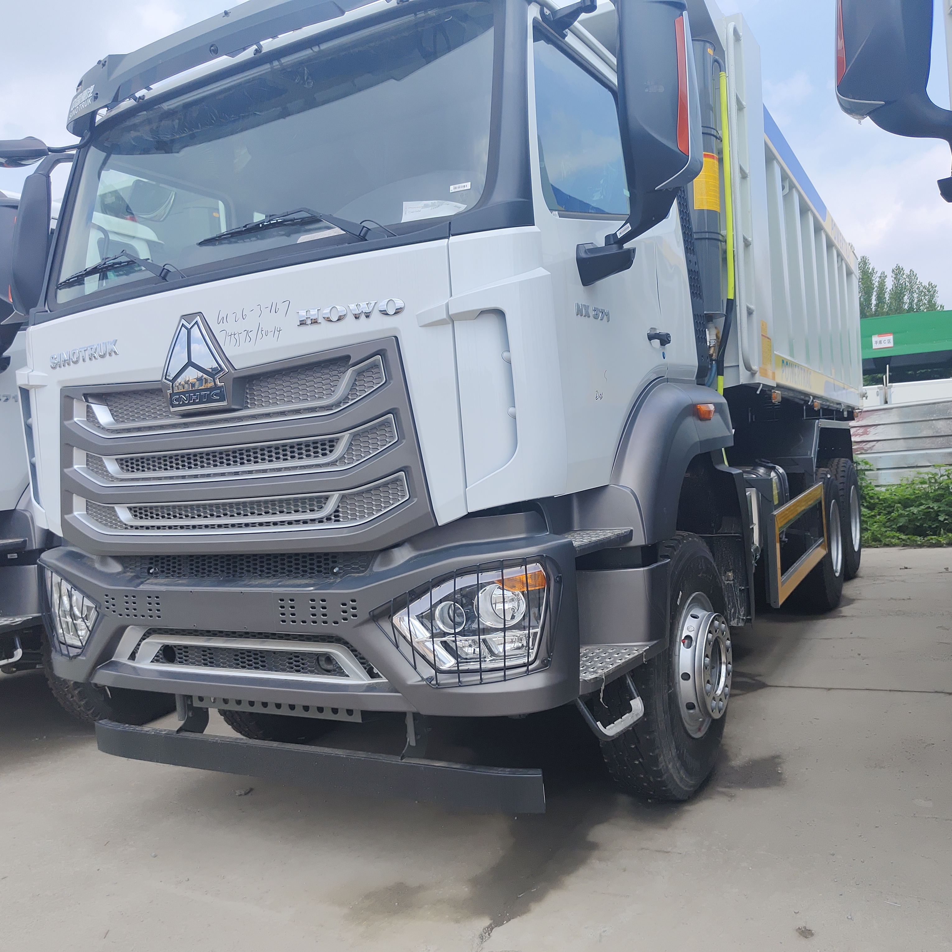 HOWO NX 6×4 মাইনিং ডাম্প ট্রাক 400HP ইঞ্জিন এবং U আকৃতির ডাম্প শরীরের সাথে ভারী দায়িত্ব পরিবহন জন্য