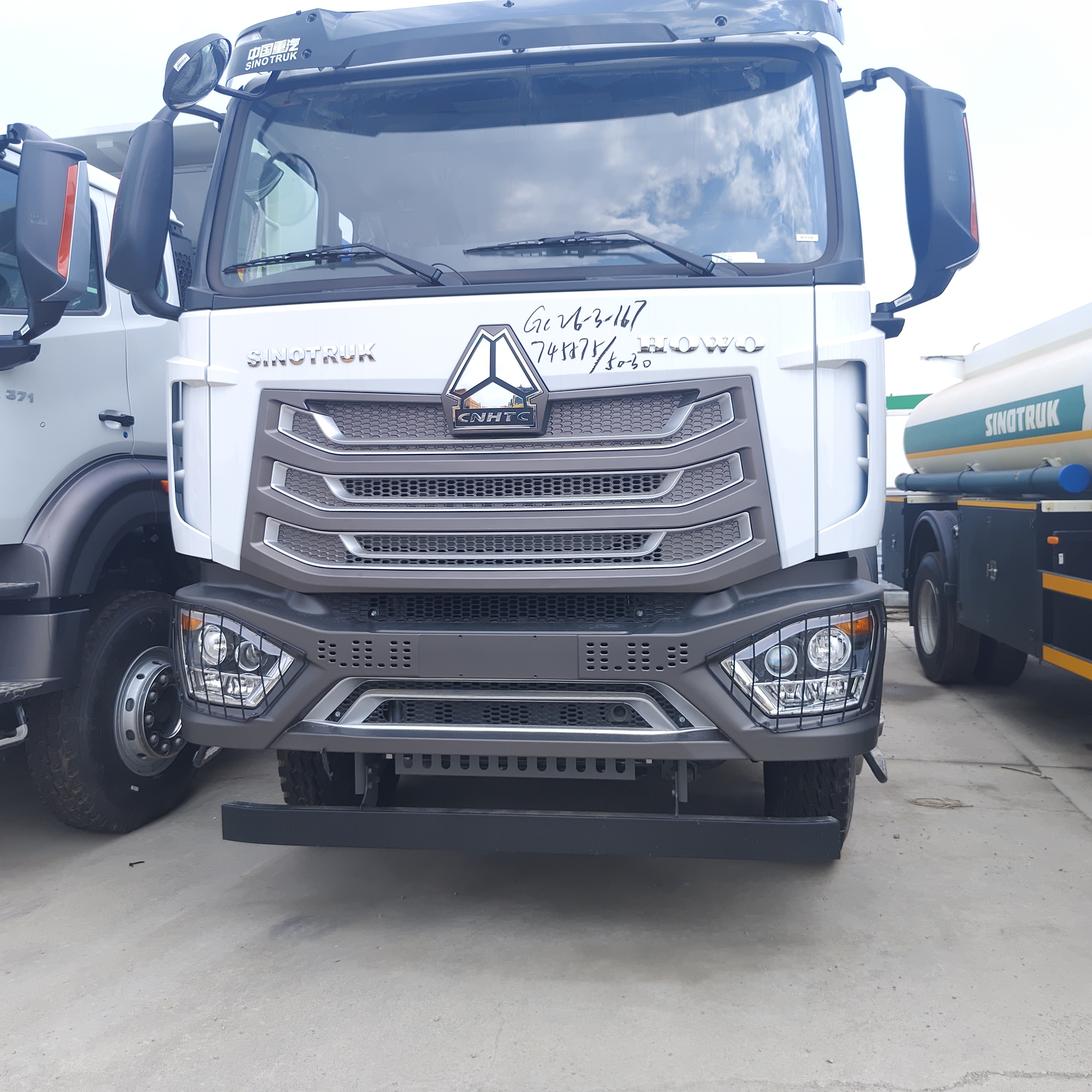 খনির এবং নির্মাণের জন্য 400HP ইঞ্জিন সহ HOWO NX 6×4 30CBM হেভি ডিউটি ​​ডাম্প ট্রাক