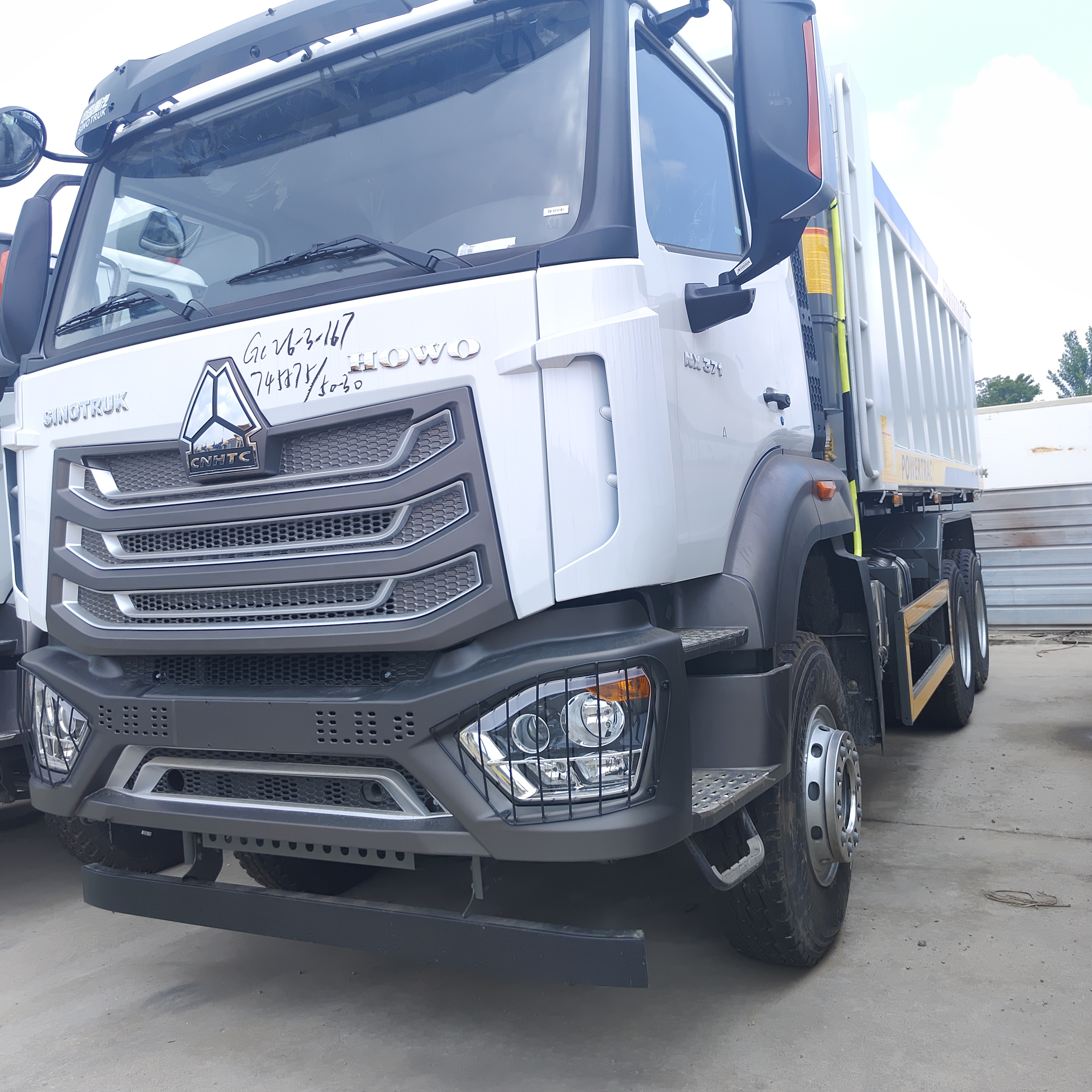 HOWO NX 6 × 4 ভারী দায়িত্ব ডাম্প ট্রাক 400HP ইঞ্জিন এবং 25-35 টন খনি এবং নির্মাণের জন্য দরকারী লোড সঙ্গে