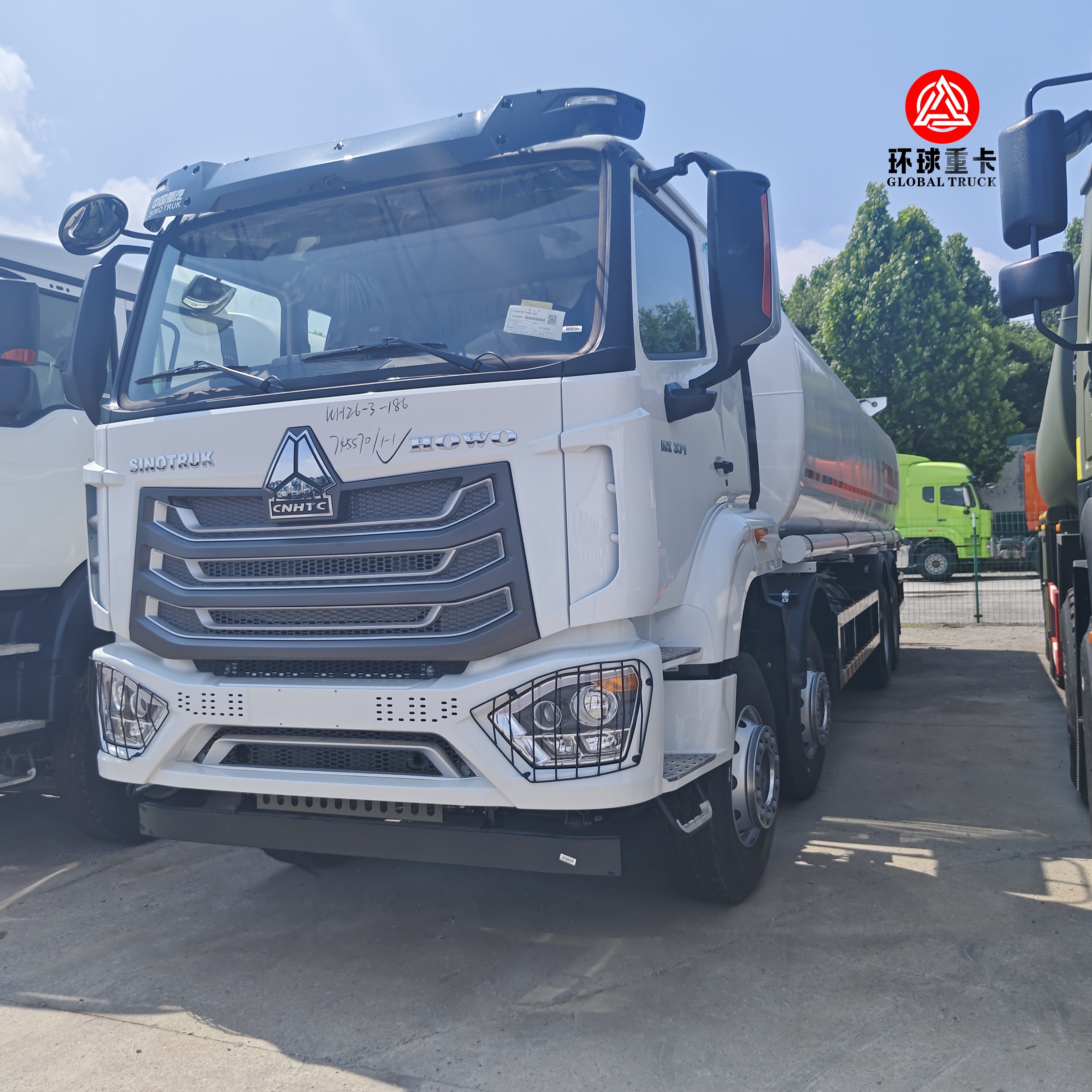 HOWO NX 8x4 30000L জ্বালানি ট্যাঙ্ক ট্রাক মোজাম্বিকের বাজারের জন্য ভারী দায়িত্ব ডিজেল বউসার ট্রাক