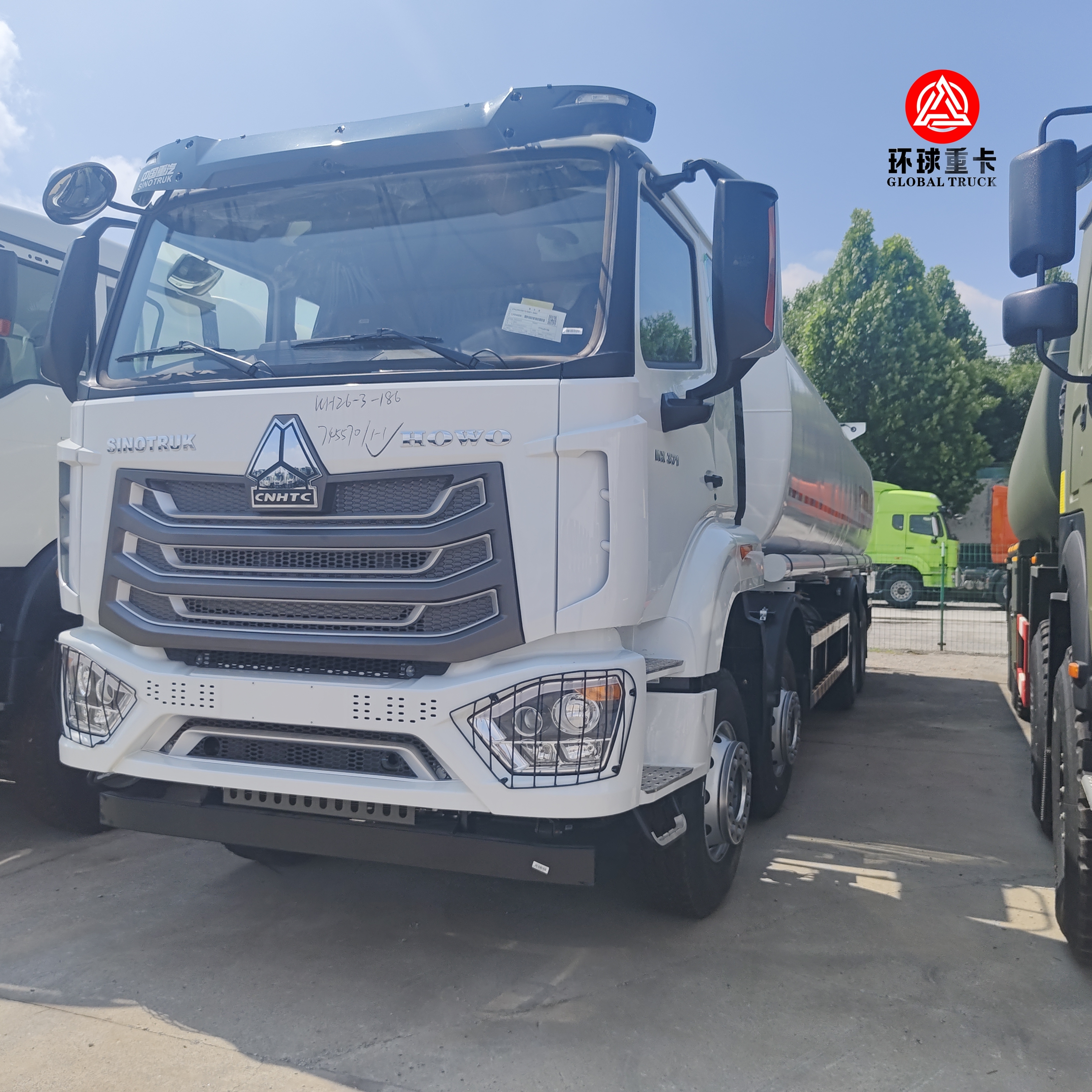 HOWO NX 8x4 30000L জ্বালানী ট্যাঙ্ক ট্রাক কেনিয়া জ্বালানী পরিবহন জন্য ভারী দায়িত্ব ডিজেল Bowser ট্রাক