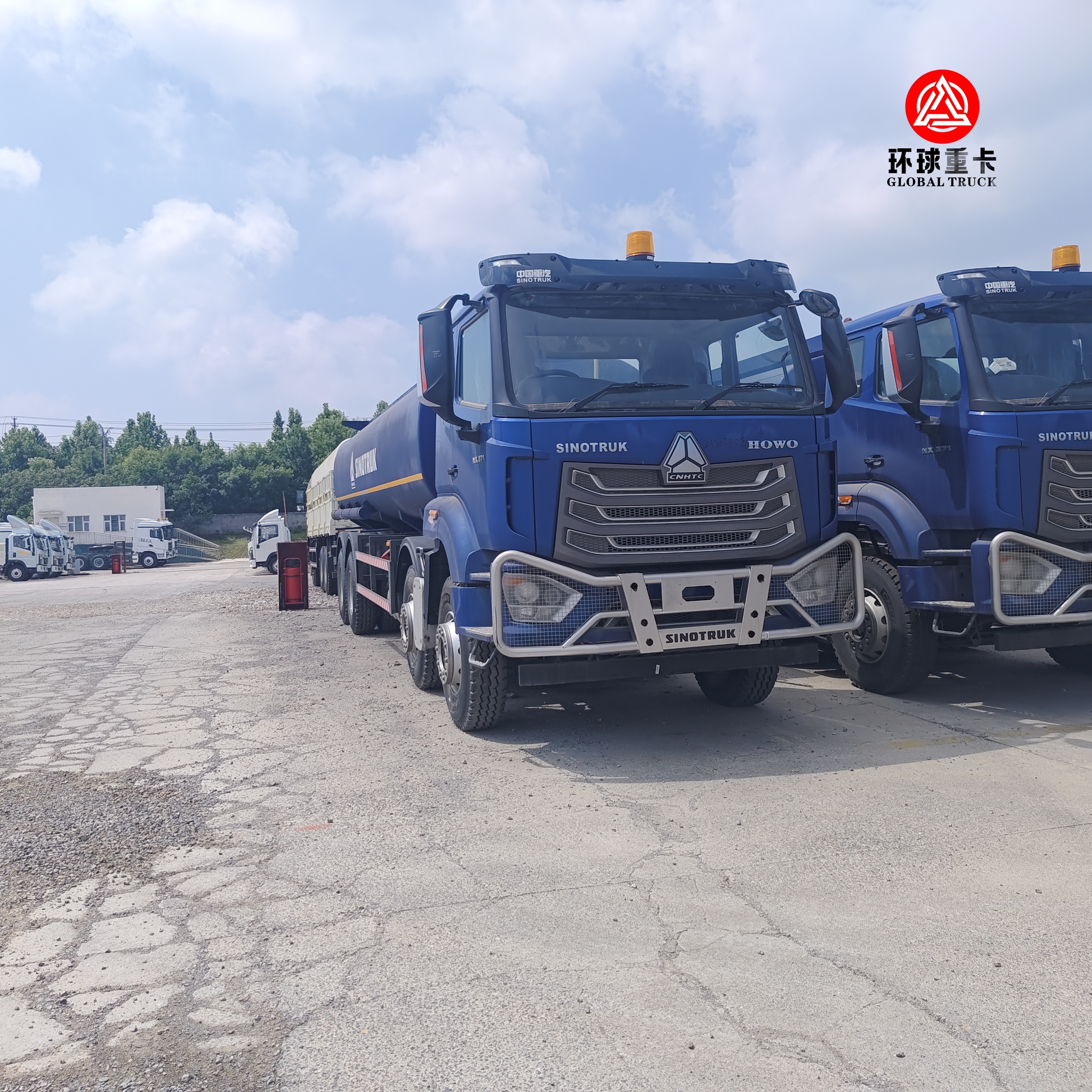 নাইজেরিয়ার বাজারের জন্য HOWO NX 8x4 30000L ফুয়েল ট্যাঙ্কার ট্রাক হেভি ডিউটি ডিজেল বোসার ট্রাক
